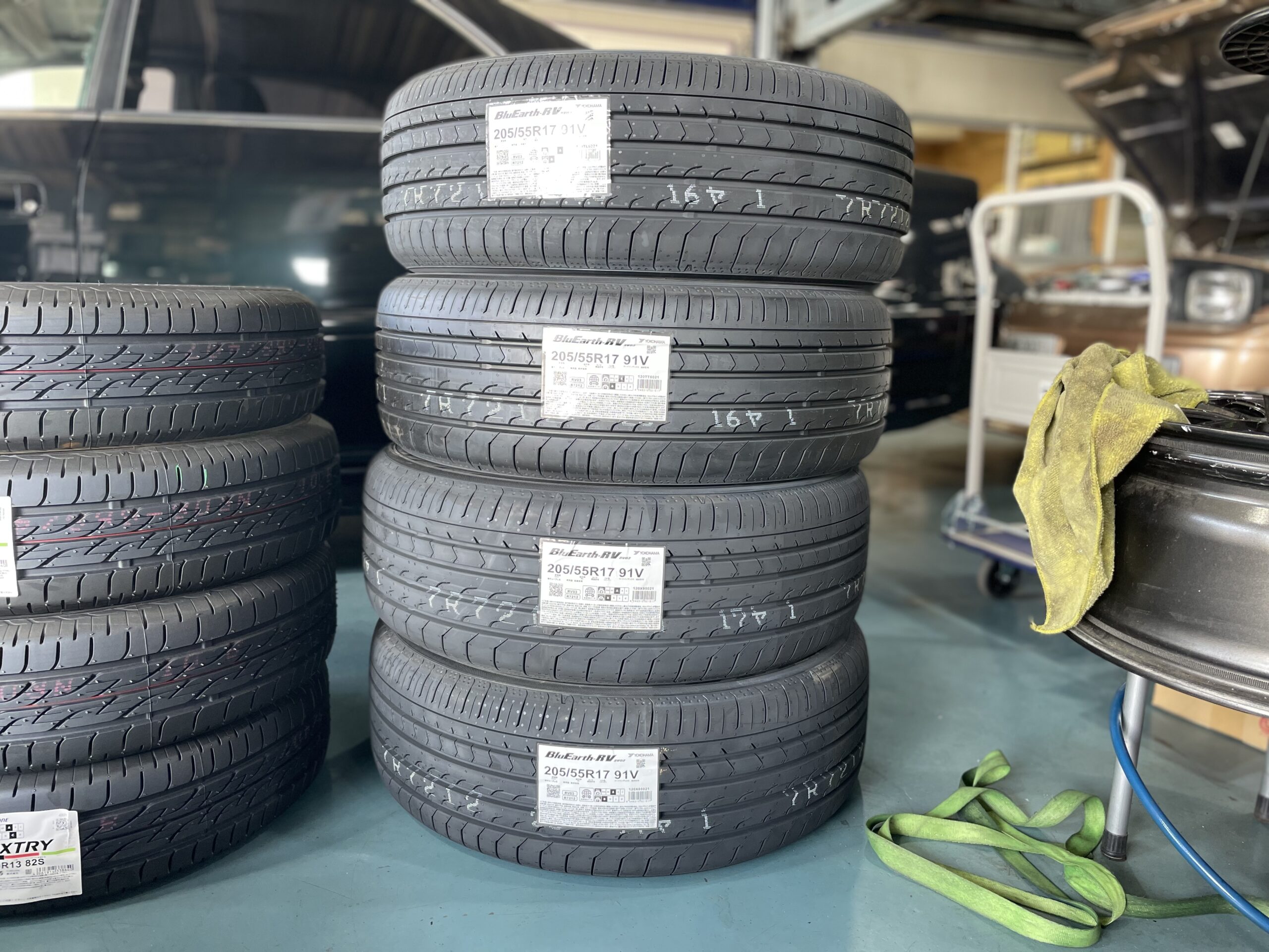ホンダ ストリーム タイヤ交換 ヨコハマ ブルーアース RV03 205/55R17 
