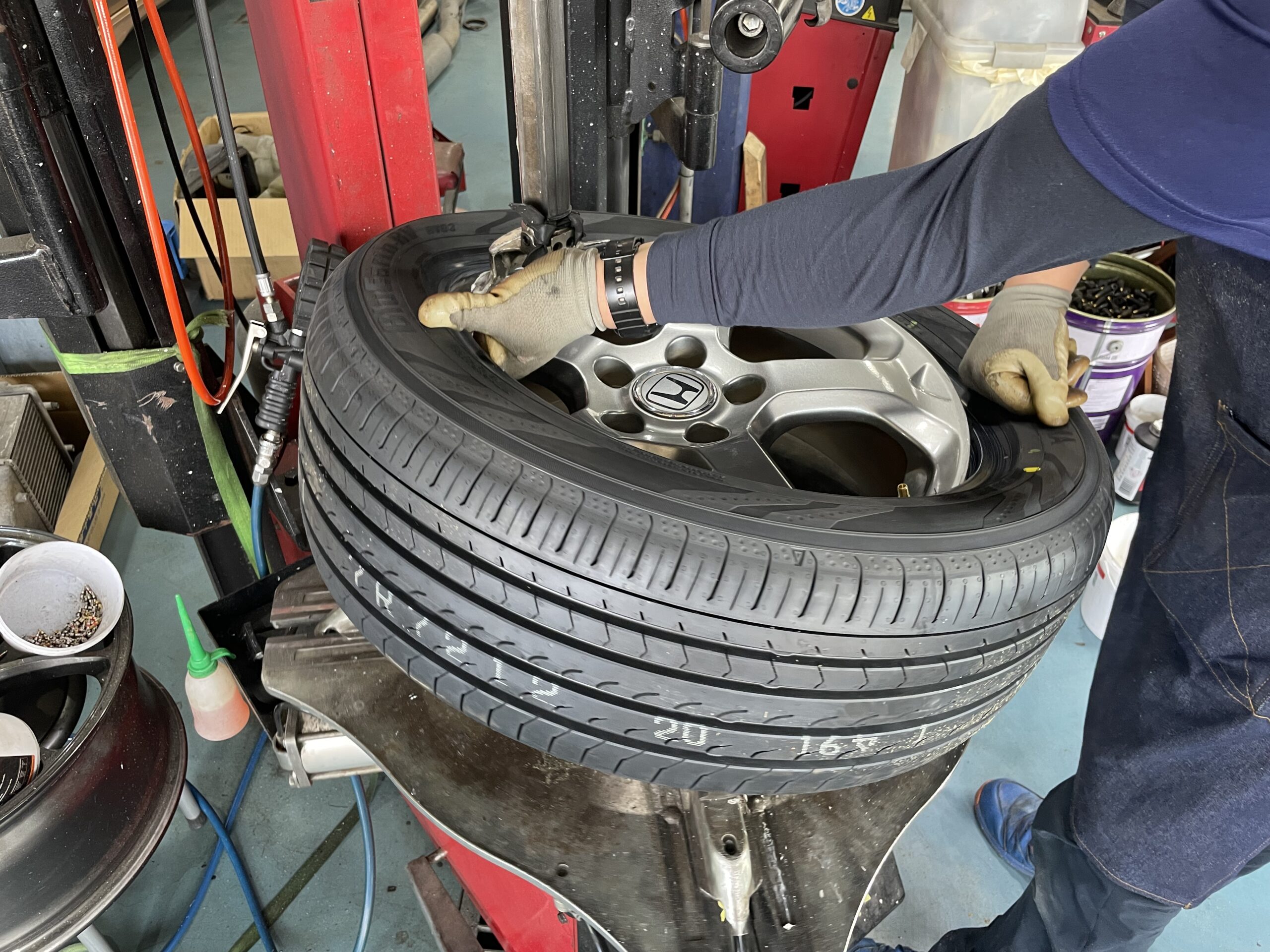 ホンダ ストリーム タイヤ交換 ヨコハマ ブルーアース RV03 205/55R17 