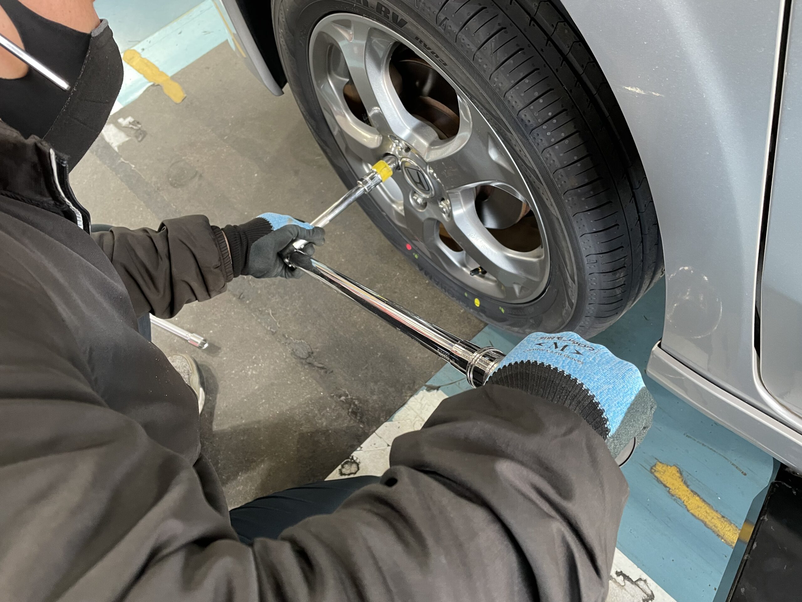 ホンダ ストリーム タイヤ交換 ヨコハマ ブルーアース RV03 205/55R17 