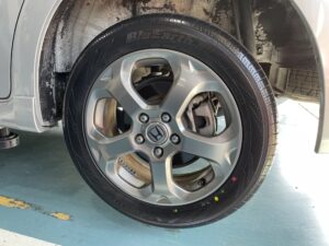 ホンダ ストリーム タイヤ交換 ヨコハマ ブルーアース RV03 205/55R17