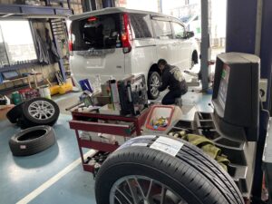 トヨタ ノアハイブリッド タイヤ交換 ブリヂストン レグノ GRVⅡ 205/55R16