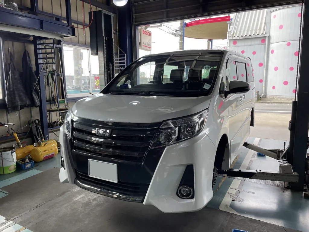 トヨタ ノア タイヤ交換