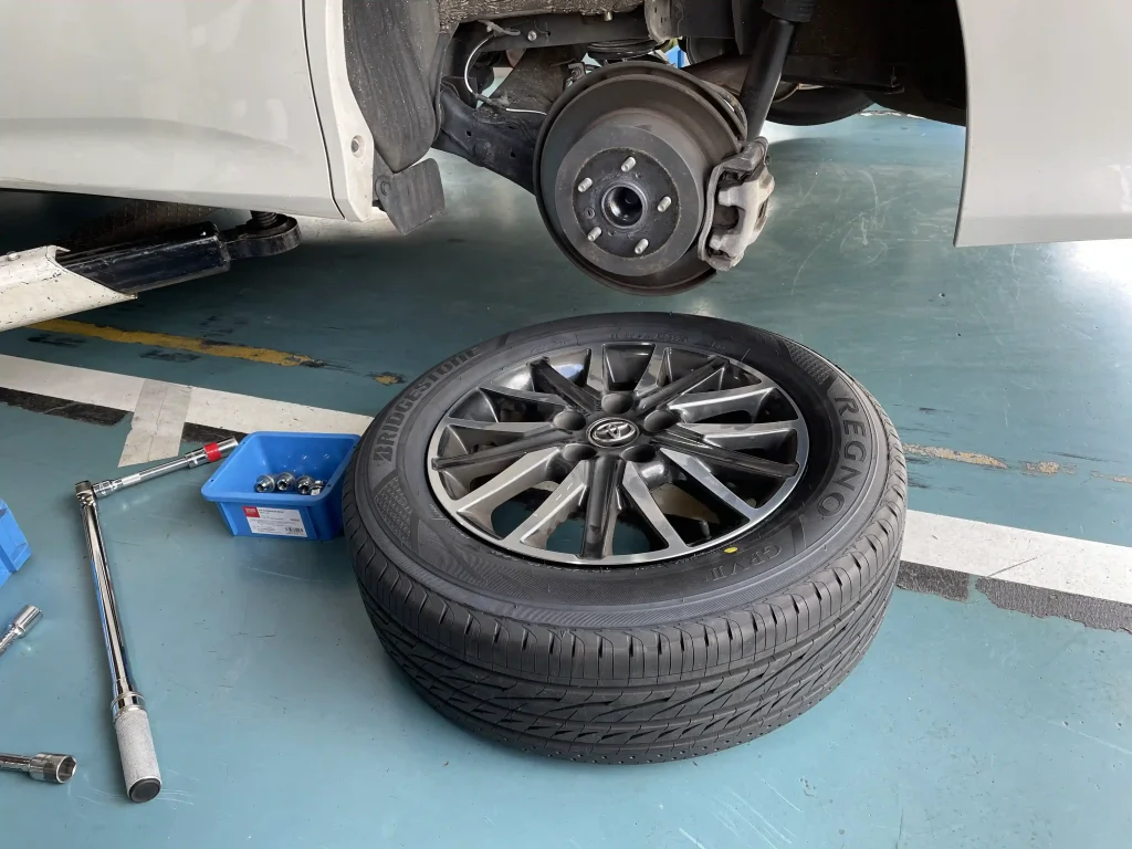 トヨタ ノア タイヤ交換