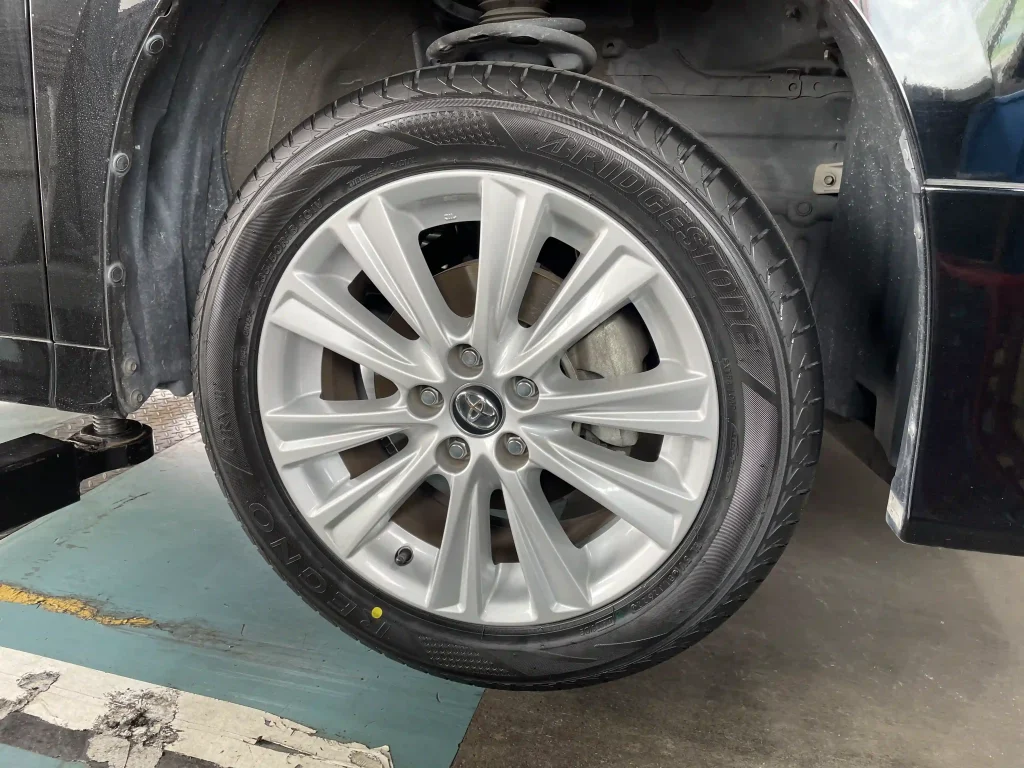 トヨタ ヴェルファイア タイヤ交換